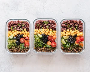 Carb cycling calculator – colorful healthy meal prep with vegetables, grains, and protein for nutrition planning