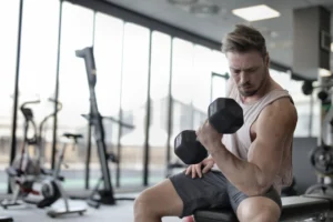 Muscle gain calculator – person doing strength training with dumbbells to build natural muscle potential