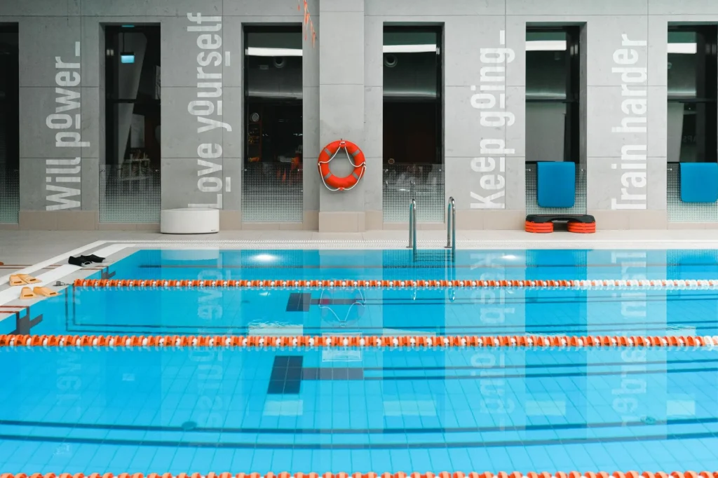 swimming for weight loss – person swimming laps in a pool for fitness and calorie burn