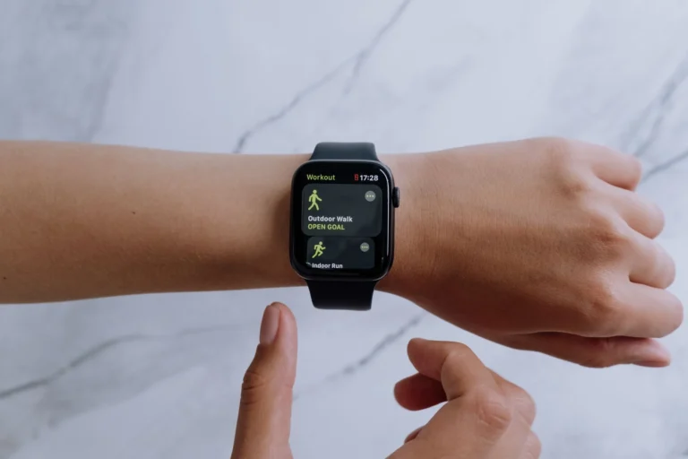 Apple Watch move goal by age – smartwatch on wrist displaying fitness tracking app
