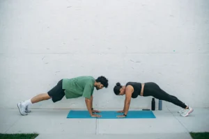 beginner bodyweight workout – person doing push-ups on a yoga mat at home