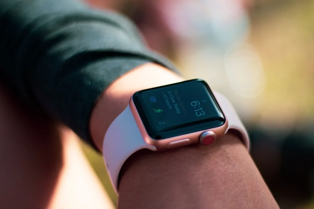 What should my move goal be – smartwatch display worn on wrist outdoors