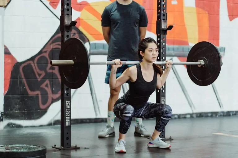 Compound vs isolation exercises: barbell squat
