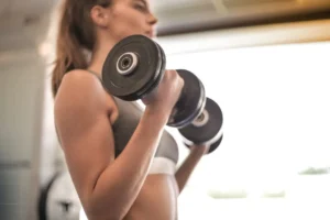 Strength training for beginners: dumbbell curl